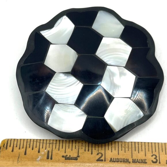 Vintage Black & White Mother Of Pearl Mosaic Brooch With Scalloped Edge - Picture 2 of 7